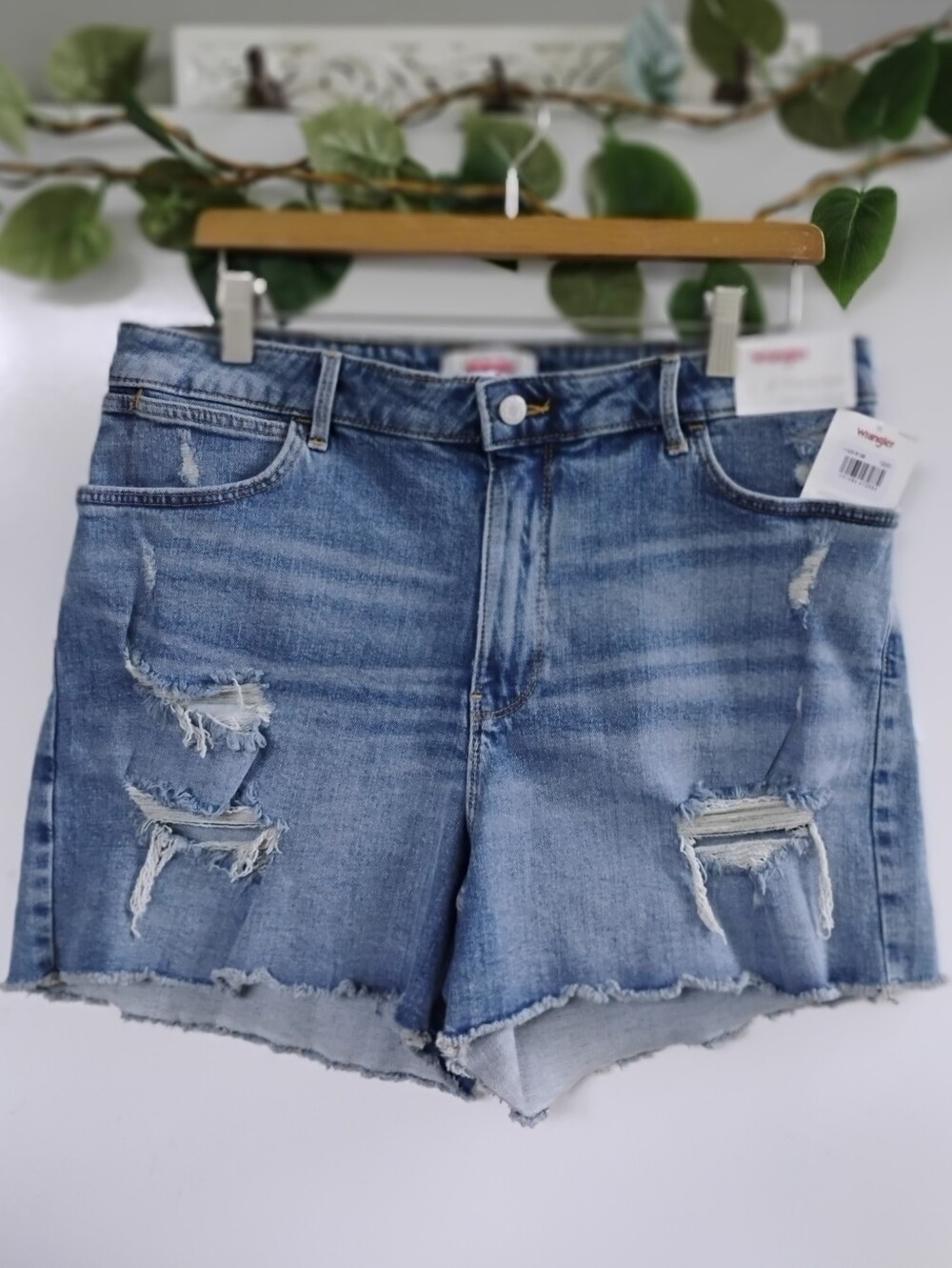 NWT Wrangler 4" Frayed Jean Shorts Size 4